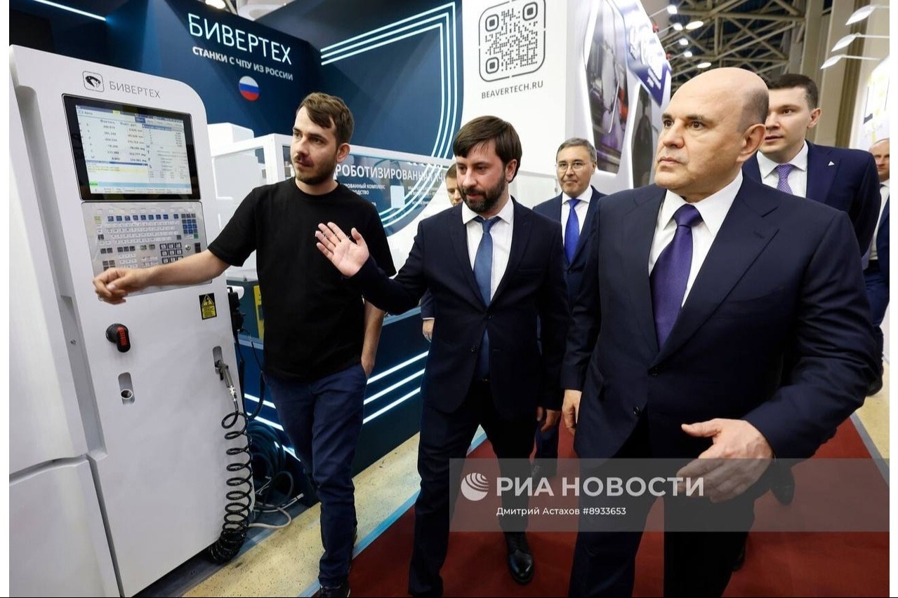 Станки, представленные на стенде Нашей Лабы на КМУ презентовали Михаилу Мишустину 