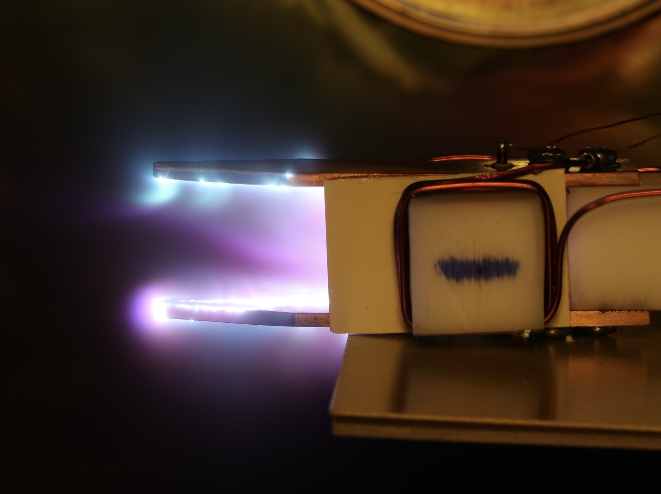 Плазменный двигатель LENA для спутников-кубсатов и малых космических аппаратов