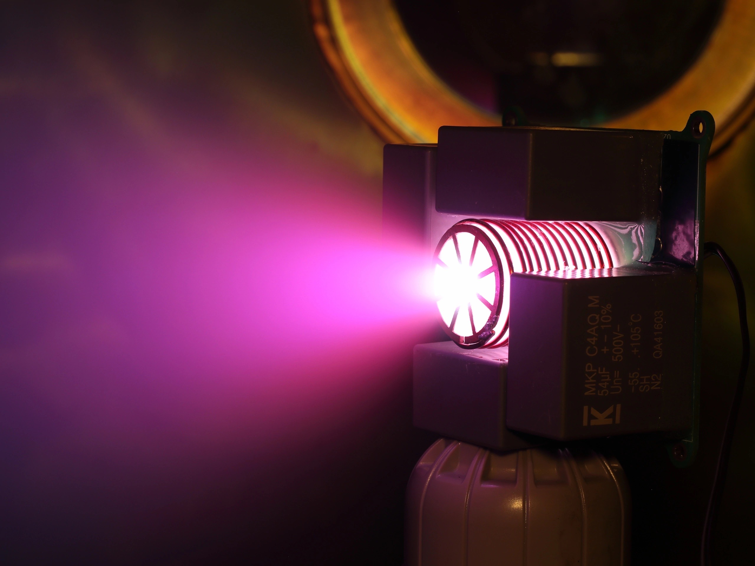 Плазменный двигатель VERA для спутников-кубсатов и малых космических аппаратов