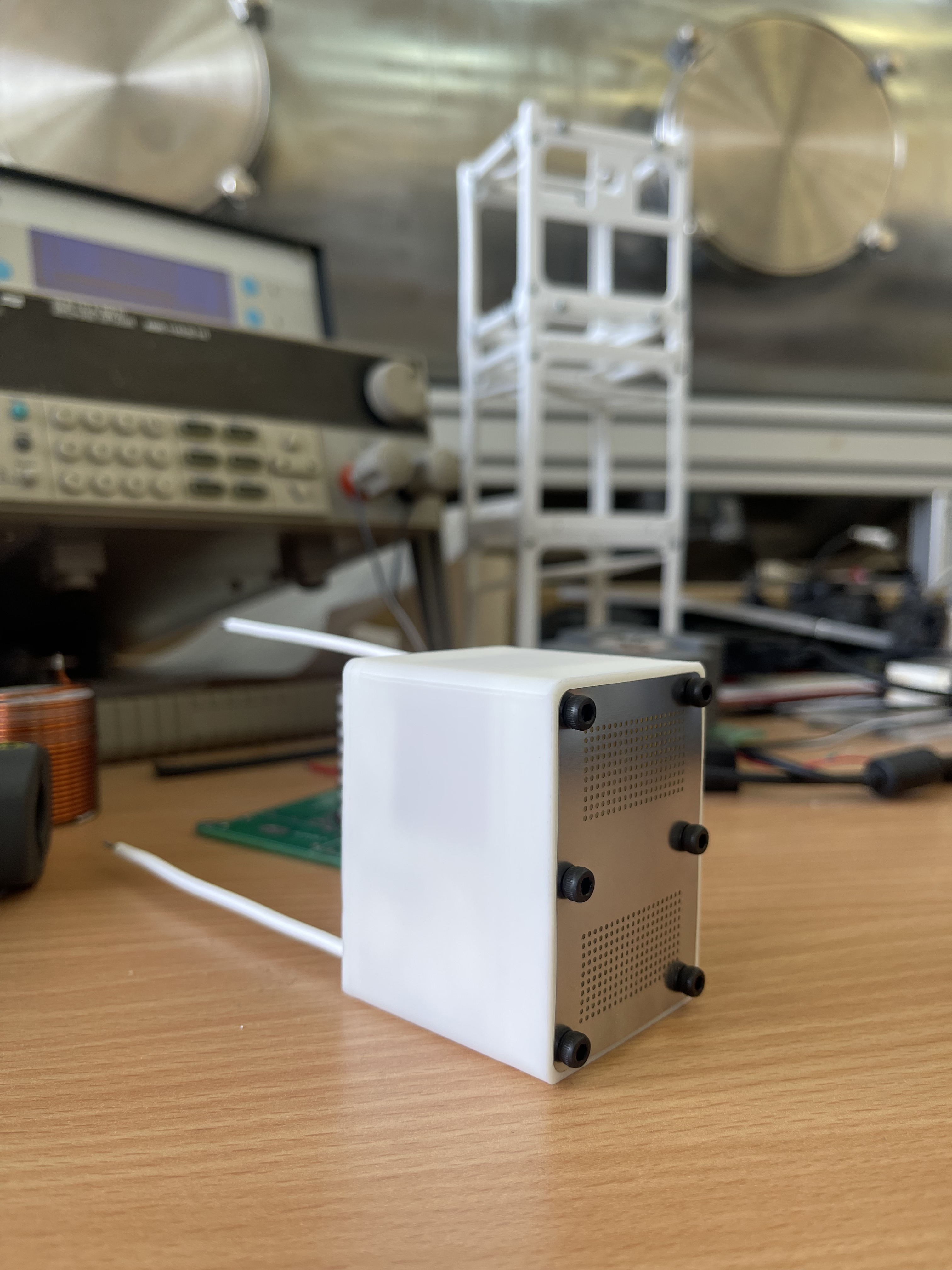 Двигатель-электроспрей для спутников-кубсатов и малых космических аппаратов